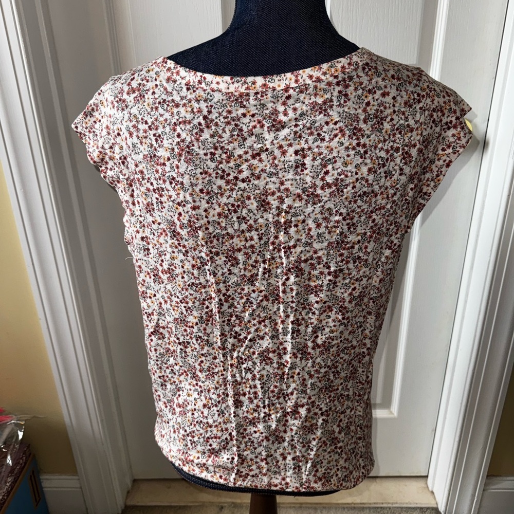 Loft  Ditzy Floral V-Neck Buttoned Women's Top 100% Linen Sz Medium - Picture 3 of 6